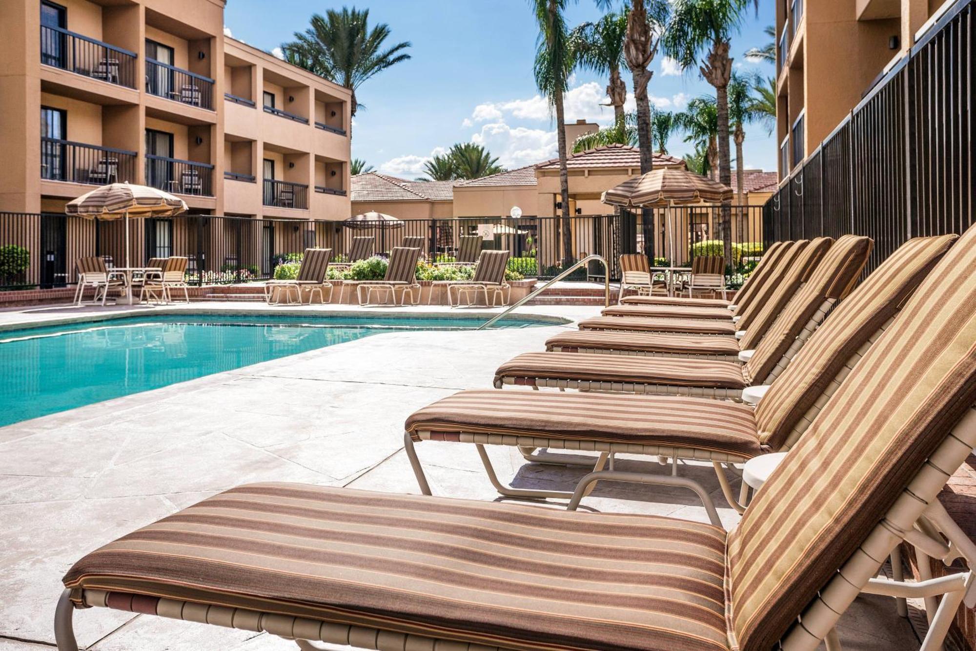Courtyard Airport Hotel 3*