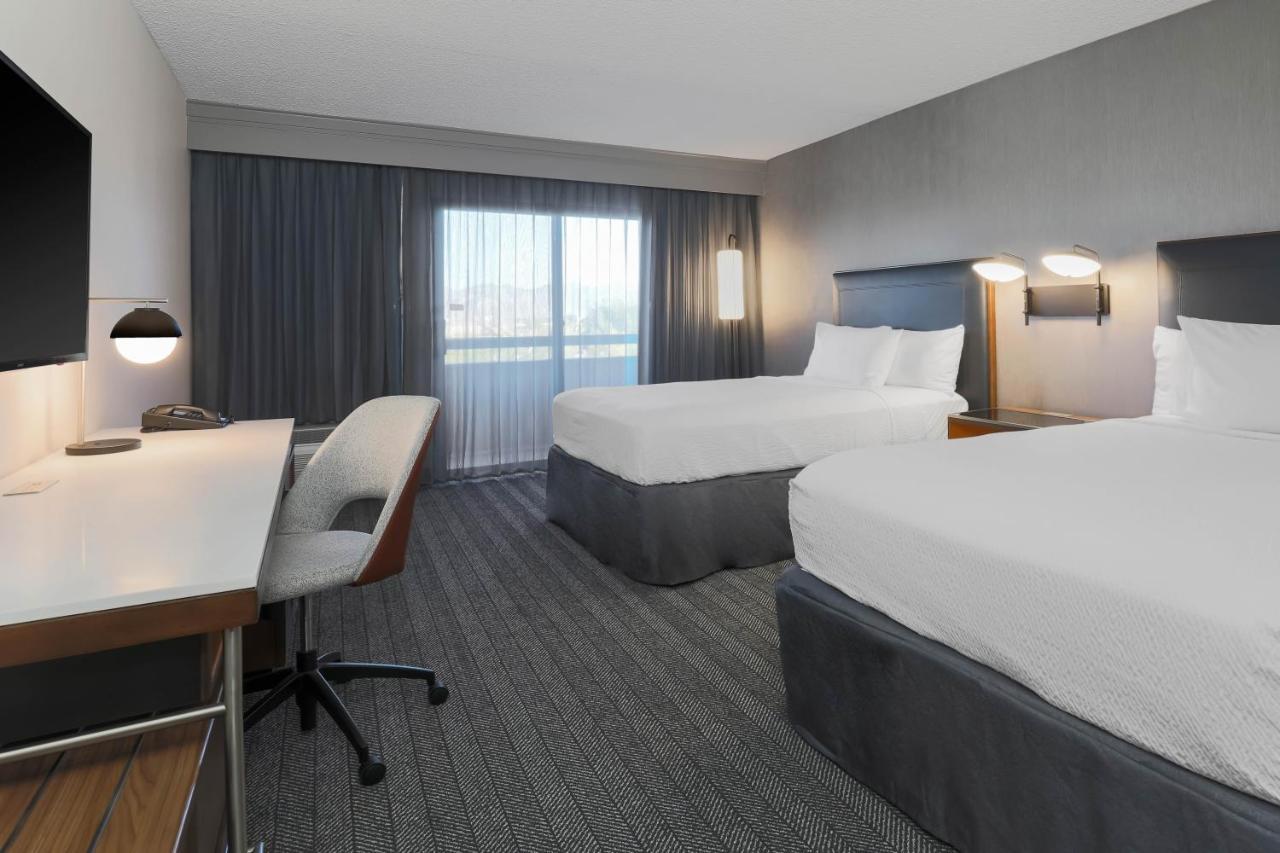 Courtyard Airport Hotel 3*