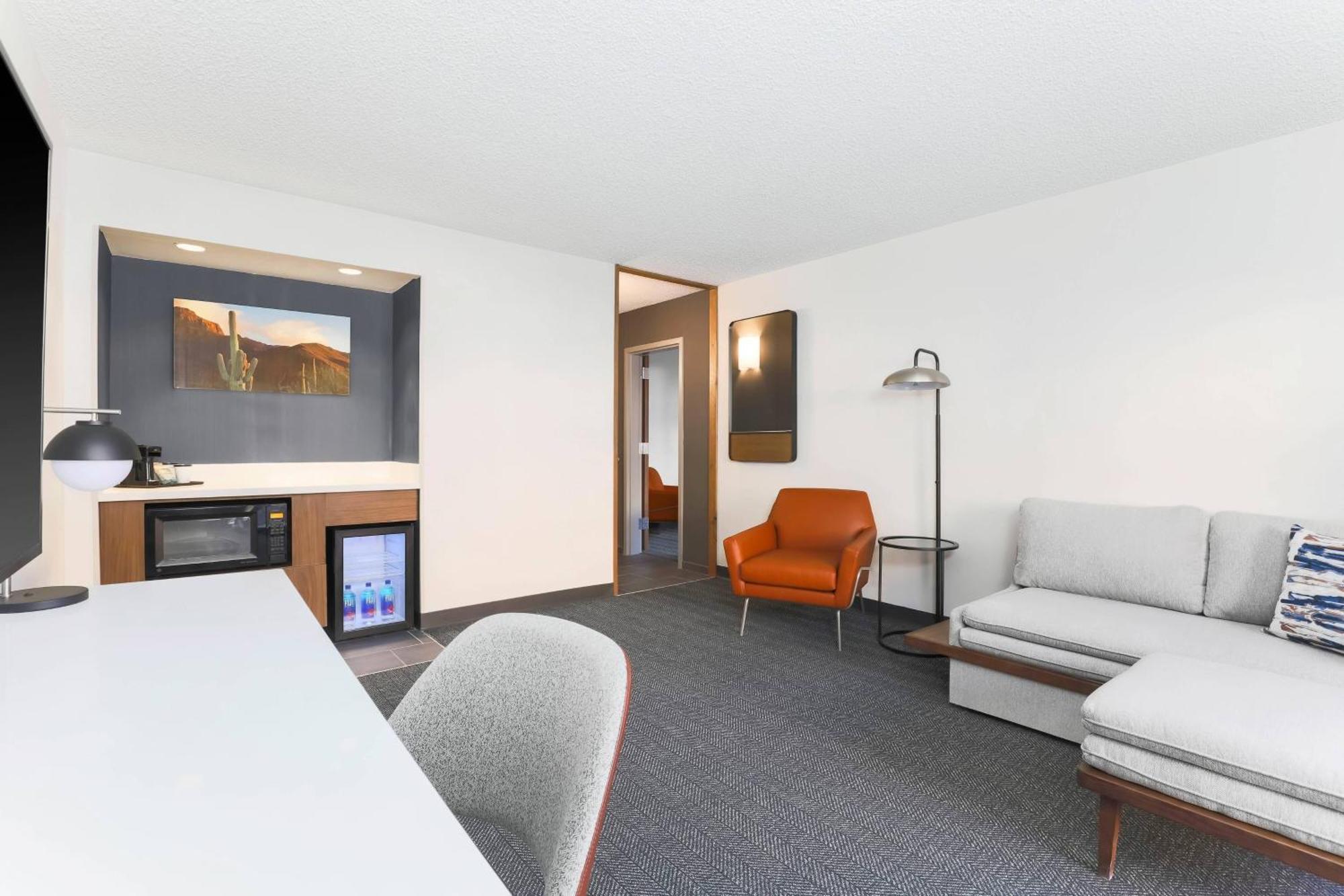 Courtyard Airport 3*
