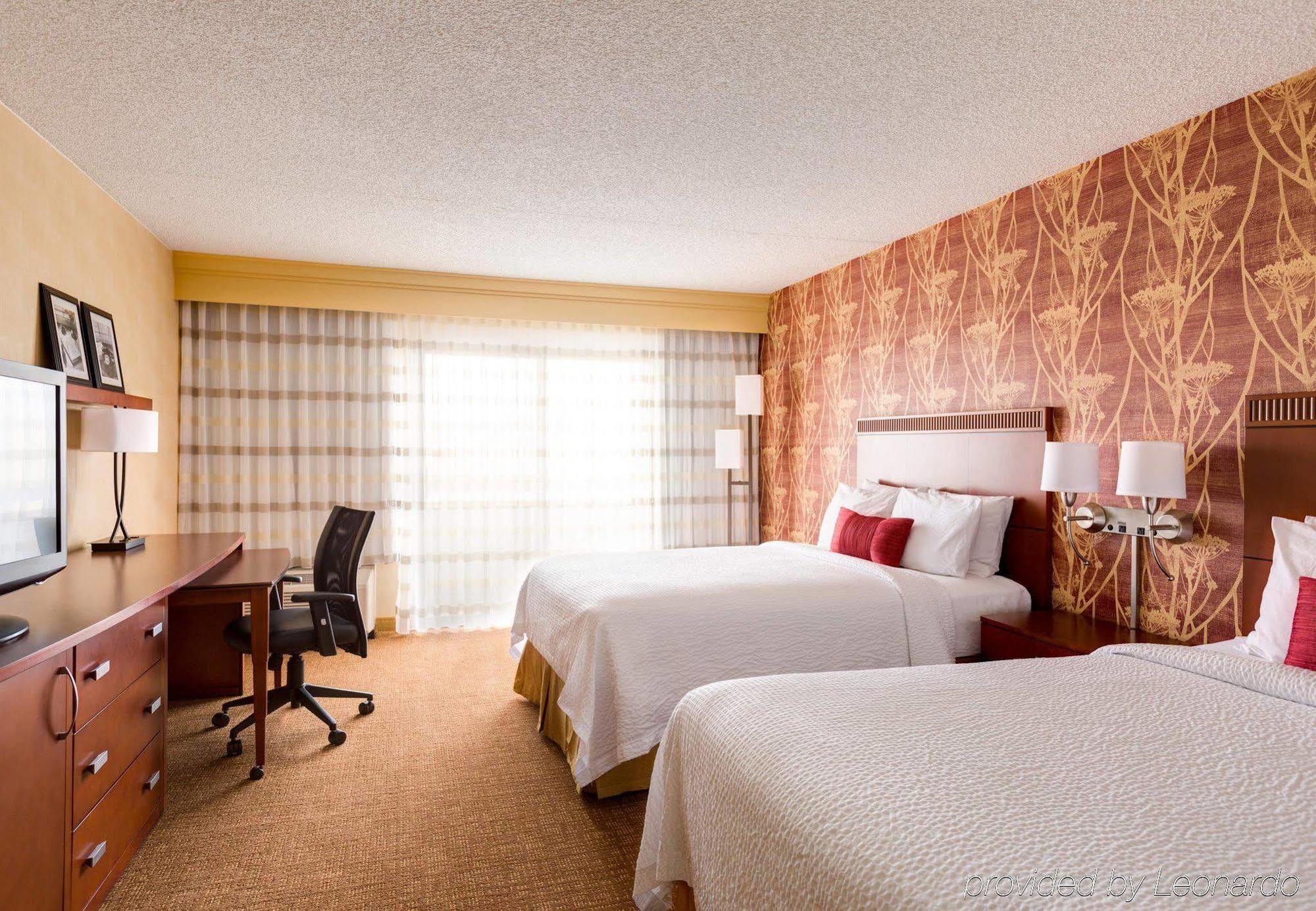Courtyard Airport Hotel 3*